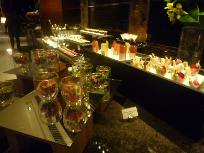 グラスサラダも３種類。ここにもうっすらパクチーが。