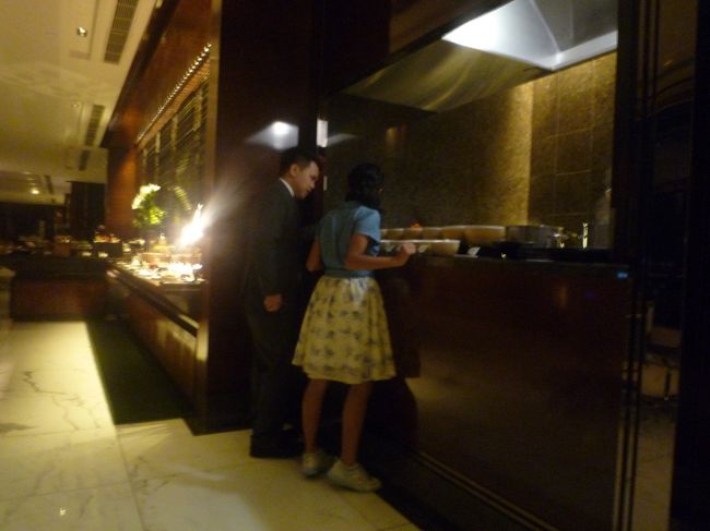 ヌードルコーナーでワンタンメンを作ってもらってきて、って指令を出したら、次女がチャレンジしに行きました。ただ英語もあまりできないので困っていると、コンシェルジュさんが翻訳アプリを屈指して、お相手してくれました。翻訳自体は？？？な出来だったらしいですが、なんとかシンプルな麺が出来上がりました。