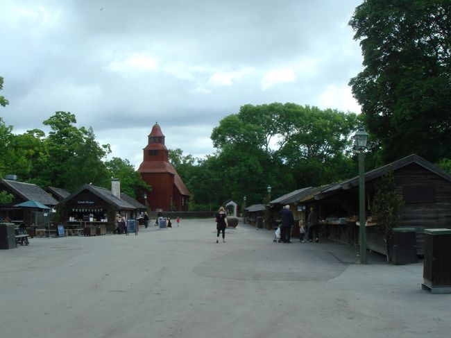 さっきまで晴れていたのに、空模様が随分怪しくなってきた。<br />すると間もなく土砂降りの雨。<br />暫くショップで雨宿り。なかなか止みそうにもないので、小降りになった頃ショップで売っていたビニール合羽を買って再び散策開始。