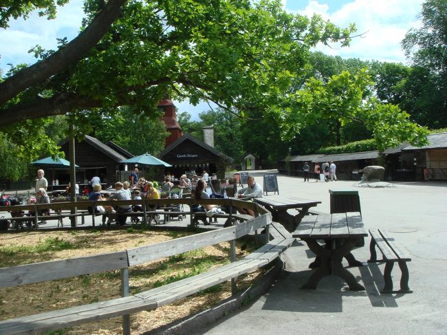 スカンセン・ブティーケンの前にはベンチ。