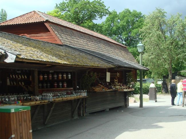 すぐ近くには色々な手作りのお店が並んでいて見るのが楽しかったです。