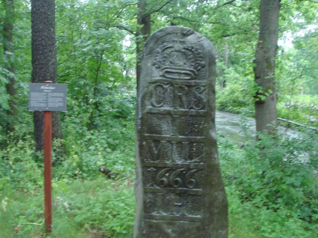 墓標？王冠が彫られてます。