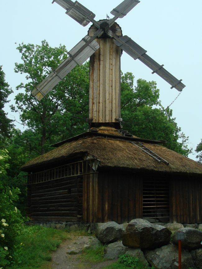 とても古そうな風車。