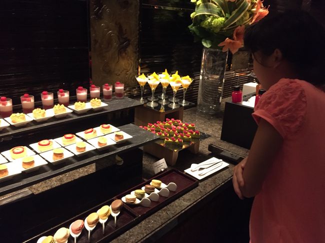 夕食はまだ満腹で入らないのでパス。<br />夜のラウンジで軽食をいただきに。少しにしようと思いつつ、つい食べてしまうからフ、太る・・・・。