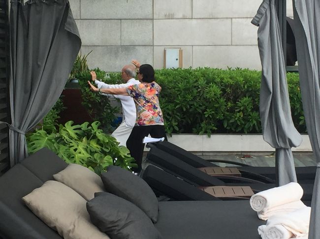 朝のプール。<br />太極拳のクラスも開講されていました。