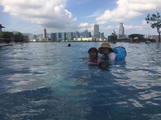 プールおさめ。この日は珍しくプールが混んでいました。