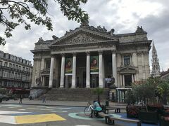 さらにグランプラスから 5分ほど歩いて証券取引所まで。とてもそんな建物には見えないんですけどね。