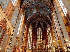 クラクフで有名な観光地、聖マリア教会です。
入場料とは別に撮影代金を払いました。

中に入ってこの装飾を見て絶句！とっても感動しました。

ポーランド一美しい教会と呼ばれているらしいです。納得。