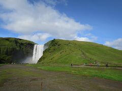 バスにちょっと乗って、第４目的地　スコウガフォス（滝）へ。16:20～16:45くらい。
ええ～山に登っている人がいる～！辛そう。