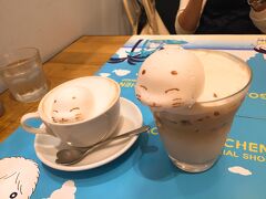 左が「ふんわりふわふわカプチーノ」、右が私がオーダーした「ひんやりふわふわアイスカフェシャンティー」。　

カプチーノは温かったのでゴマちゃんのマシュマロが少しずつ溶けて甘くなっていったようです。　アイスカフェシャンティーは、ゴマちゃんのマシュマロは溶けなかったのでそのまま食べましたが、なかなか甘ーいマシュマロでした!