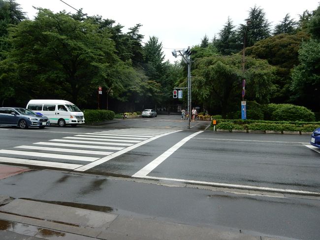 信号を渡って西側のキャンパスを見学します。