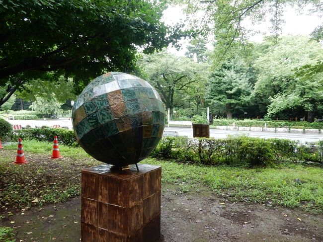 入り口付近にこのようなオブジェがありましたが、これは地球儀でしょうか？<br /><br />学生の作品かもしれません。