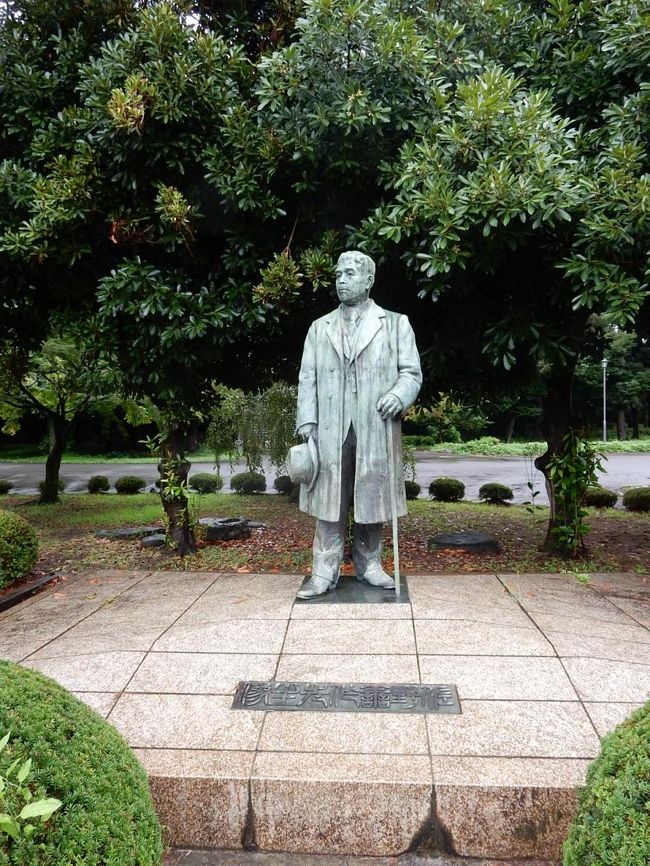 庭の真ん中にありました。<br />佐野　善作<br />会計学者、教育家。商業教育に大きな功績があるとして1952年勲一等瑞宝章。 初の生え抜き校長として東京高等商業学校の発展及び大学昇格に尽力。