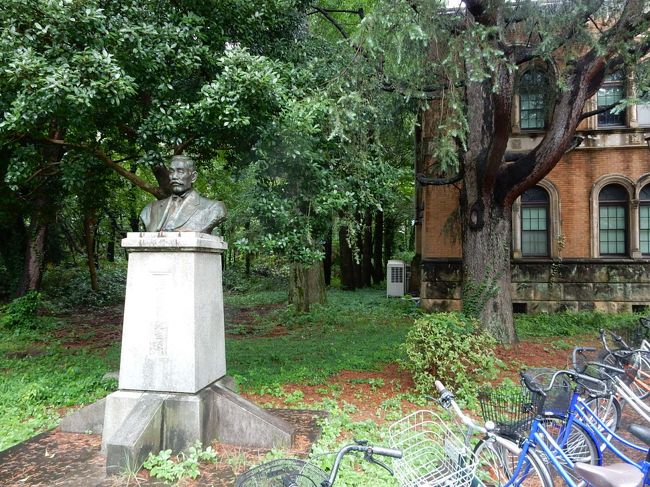 東本館の前に銅像がありました。<br />堀光亀<br />明治・大正・昭和期の海運学者。　　日本で初めて海運学を創設