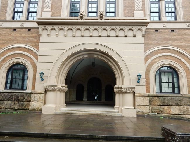 校舎は全て統一されたデザインです。写真は東本館、<br /><br />伊東忠太設計、ロマネスク様式、鉄筋コンクリート造2階建です。