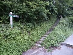 5時15分、旅館街に近い夏山登山道から登り始めます。
