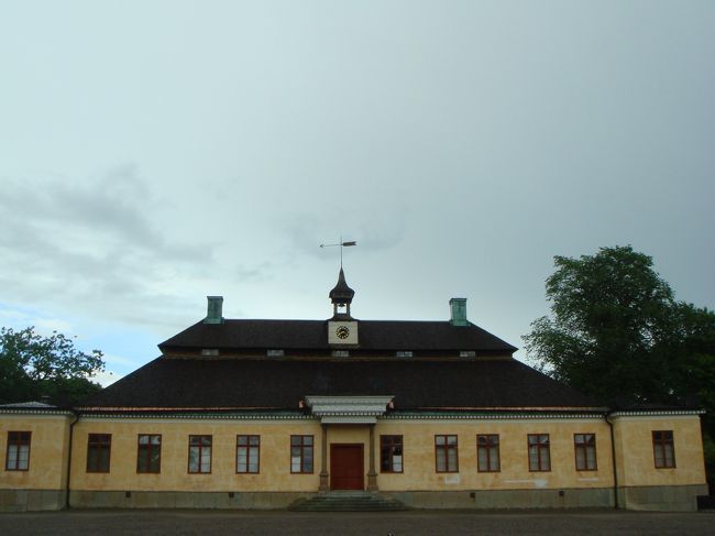 何か分かりませんが左右対称の立派なたてものです。