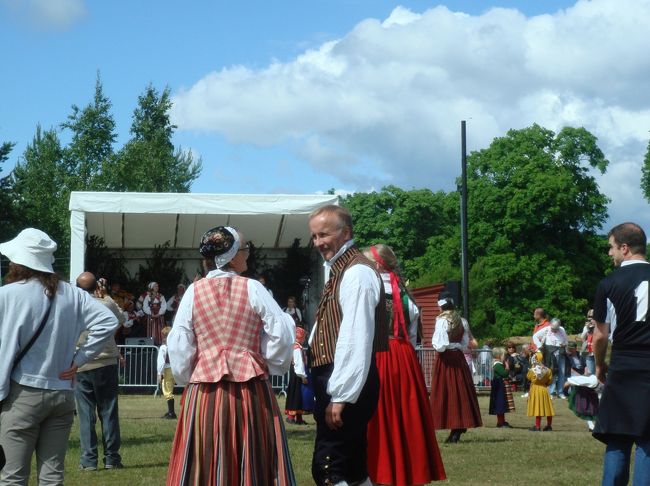 いつの間にかまた青空が戻り、ここで夏至祭を祝って音楽と共に楽しげに踊っていました。