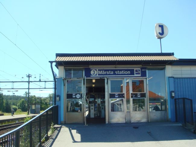 バス停から駅を見る。<br />暑い中、30分位バスを待った。<br />今現在（２０１７年8月）調べてみるとMarsta（メエシュタ）駅からSigtuna（シグチューナ）行きのバスは５７０番と５７５番。合わせて毎時２分、１７分、３２分発と３本出ています。<br />となるとこの時はバスが出発したばかりだったのかも知れません。<br />