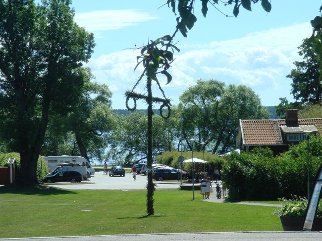 昨日の夏至祭の名残り。<br />広場のすぐ向こうは湖。