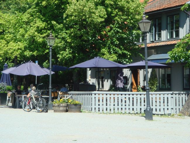 市庁舎のすぐ近くには、木陰のある何だかいい雰囲気のレストラン。