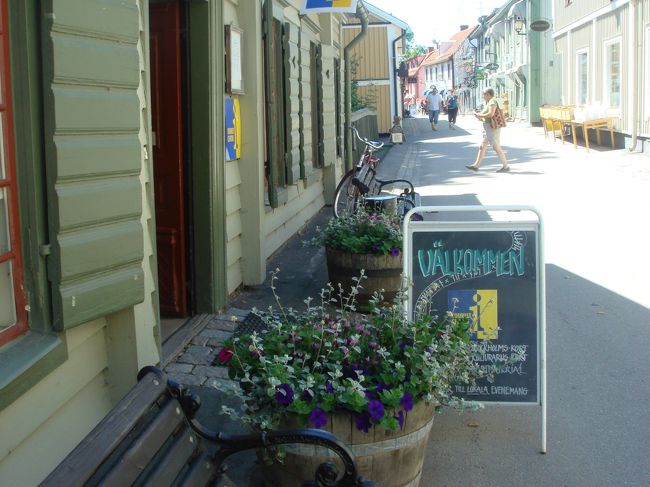 メインストリート。　STORA GATAN　ストーラガータン。<br />左の建物はTourist Office.<br />この町の創建者エリック王が設計した中央通りは現在の大通りの下に横たわっているそうです。しかも3mも下。<br />昔の町の基盤は、地面を掘り起こす際に時々表れると説明されてます。<br /><br />