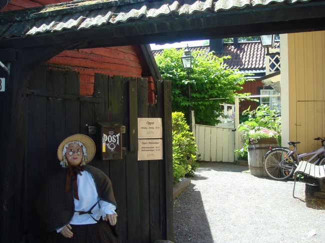 ハハハ～。人形かぁ。<br />カフェでした。ここはシグチューナでは最古の木造建築とか。