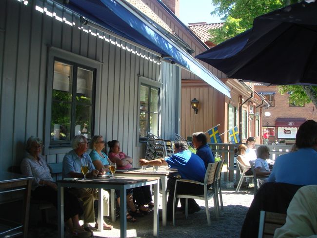 外にはすでにお客さんで結構席が埋まってる。