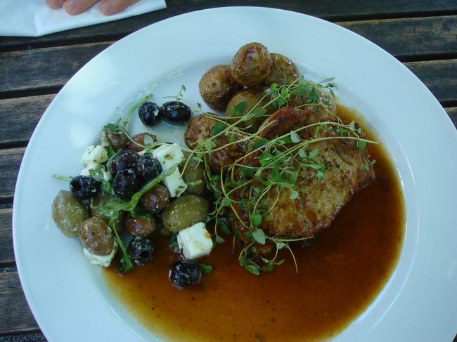 メインはポークソテーに、素揚げの小ぶりのジャガイモ、カマンベールチーズ、オリーブの実、ブドウのような感じのフルーツ。クレソンらしきものを飾りに。<br />ソースがとってもいい味で美味しかった＾＾<br />