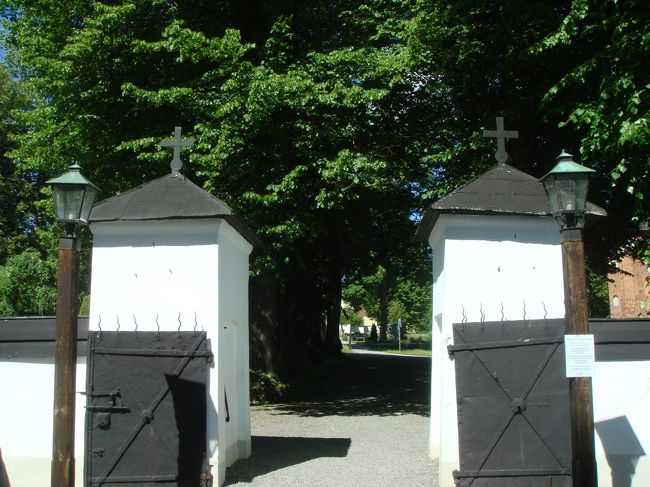 この奥に聖オロフ教会の廃墟。マリア教会もすぐ隣。