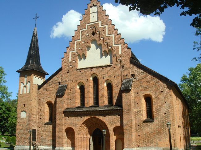 Mariakyrkan　マリア教会。<br />ドミニコ教会が1200年代に建てたメーラルダーレン地域最初のレンガ建築。<br />本来の修道院はグスタブヴァーサ王によって取り壊された。現在教会として建っているが、修道院の名残りは建物の全面に明らかになっている。