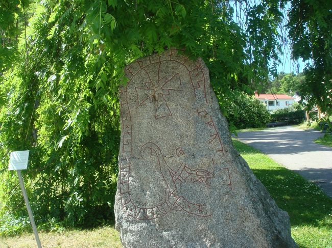 ルーン石碑。<br />西暦1000年頃、キリスト教布教の波に乗り、国内のルーン石碑の多くがこの頃建てられた。シグチューナはスウェーデンの中でも最もルーン石碑が多く残る町だそうです。