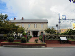 慶雲館の見学を終え、門を出ると正面に長浜鉄道スクエアがありました。
鉄道にはそんなに興味は無いけど、建物にちょっと興味があって入ってみたい気もしましたが、両親がさっさと行ってしまったので外観の写真のみです。

ここで既に両親との旅のスタイルの違いを実感。母が人任せなのはわかっていましたが、父もたいして長浜を調べてもいなかったようです。慶雲館と、駐車場を探していたときに見つけていた長浜城を見てランチ食べて次の近江八幡に向かおうとしていたようで、「せっかく長浜まで来たんだから黒壁スクエアぐらい見ていこうよ」と私が引き留めた次第です。あまり「街歩き」という概念が無いようです。