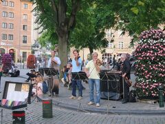 駅からホテルまでの中間地点くらいの広場で生演奏してたのでスーツケース持ったまま聞いてました！
で、チェックインしてまた戻ってきました！ボレロとかヴィヴァルディの冬とか、もうプラハの興奮がよみがえっちゃって！！
ブリュッセル最高ーーーー！！！
はい、初めてきた土地で、まだ駅とホテルしか見てないので何の思い入れもありませんが(笑)

この右手にEKKIが有りましたよ。
左手はギャルリーです！