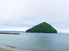 歩いて5分もかからないくらい。ビーチへ来ました。
海水浴シーズンですが、このお天気なのでとても静か。若者たちが端のほうでBBQをしているくらいでした。

水平とれてないけど、パノラマで撮ってみました！（あぁ、青空だったらな・・・）