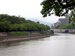 朝食後、元安川沿いを歩きもとやす桟橋へ。