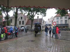 ブルージュに到着。かなり降ってます。
駅構内にパン屋などあり、けっこう大きな駅です。インフォメーションもありました。
駅前はバス停、タクシー乗り場などあり。
皆が歩いて行くので同じ方向に地図も見ずに適当に歩いて行ったら着きました。