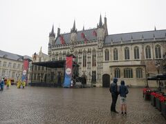 お店を探してグルグルしてたら出ました
きれいな建物
でも目の前のステージらしきものが邪魔
それより雨で寒いです