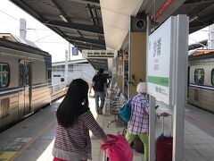 台鐵沙崙駅に到着。
大きなスーツケースを持った人たちが続々。