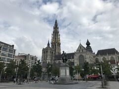 グルーン広場に着きました。大聖堂、大きいですね。中央にいるのはルーベンスです。