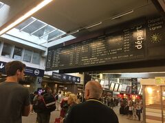 パリのモンパルナスは非常に大きな駅です。
ヨーロッパの駅は何処も20分前位にしかプラットフォームがわかりません。
皆ジッと掲示板を見つめ
表示がされると同時に該当ホームに走ります。
もう少し早く表示してくれるといいですね。