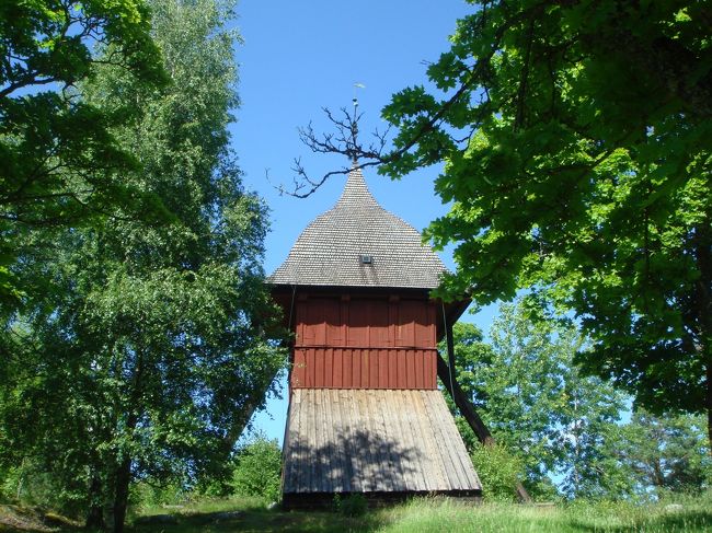 少し小高い場所にあった小さな木造の建物。なんだかわからず。