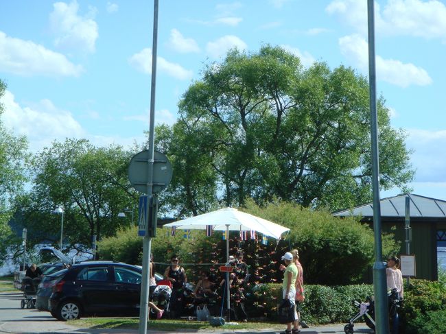 小さなテントの中で売っていたのは羽根付のカワイイ木製の動物達。<br />手のひらにる乗るぐらいのキリン，ブタ、カモ、ゾウ、ウマ等がそれぞれカラフルな色に塗られ、お尻の部分に羽根が3枚付いていて、風でクルクル回る楽しいモビール？<br />可愛い姿が気に入り、今では部屋の隅っこに、写真のように長くぶら下げて風が強くと回っているのを眺めてます（笑）