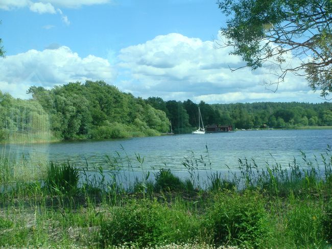 バスの車窓から見えるのはヨットが浮かぶ長閑な風景。