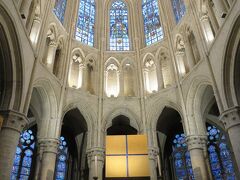 そして２０時からのサン・ミッシェル大聖堂でのコンサートへ♪
入口の警備員さんにコンサート？と聞かれてYesって言うと入れてくれます。

プラハで教会コンサートの素晴らしさに目覚め、この旅でも教会のホームページでコンサート探しまくりました。ちょうど予定が合って良かった！
大人１４ユーロです。が、なんかまた学生だと思われたようで１１ユーロで。いや正直に１４ユーロだってメニューを指差して申告したんですよ！でも、おばぁちゃまが、この子英語分かってないわって、隣のおじいちゃまに言ったか言ってないか、おじいちゃまに確認されること３回！面倒くさくなって１１ユーロにYesって言っちゃいました！おじいちゃま満足そうでした！ごめんなさい！