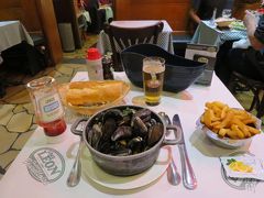 テヘっ！急に夕食の写真で失礼します！
本日は行きたかった！数年前にパリでも行けなかった！シェレオンです！！
絶対に食べようと決めてたミニコースセット１５，９ユーロです！感激！
グランドメニューの下の方に小さく載ってるので、お見逃しなく！
ポテトは持ち帰り出来るようでした。
ベルギービールとムール貝の味は選べるのか不明。聞かれることなくセロリ味が出てきました。ムール貝は季節には早いので小ぶり。でもバケツいっぱい！！
味より、この雰囲気に大満足です！！パンとポテトの完食は無理でした～
ベルギービールも飲めて満足！

店内写真はありませんが、有名人のサインなどあり、ビストロの雰囲気良かったですよ！アジア人も欧米人も見ましたが日本人らしきは見かけず！珍し！！
セロリ味の塩が欲しかったけどスーパーでも見つけられず。

ヨーロッパらしくテーブルで担当のウェイターが決まってるようで、東南アジア系の観光客が会計しないで食い逃げしたって、ウェイターが追っかけていきました！でも勘違い、他のウェイターに払ったらしい。このご時世、いろいろと思ってしまいますね。
私はお会計したし、呼び止められず無事に外に出たら物乞いの家族が。。。見るにみかねたお外席の観光客がポテトを小さな女の子に。女の子は満面の笑顔でお母さんに報告。お母さんも笑顔で良かったね的な。いいのか？それで良いのか？