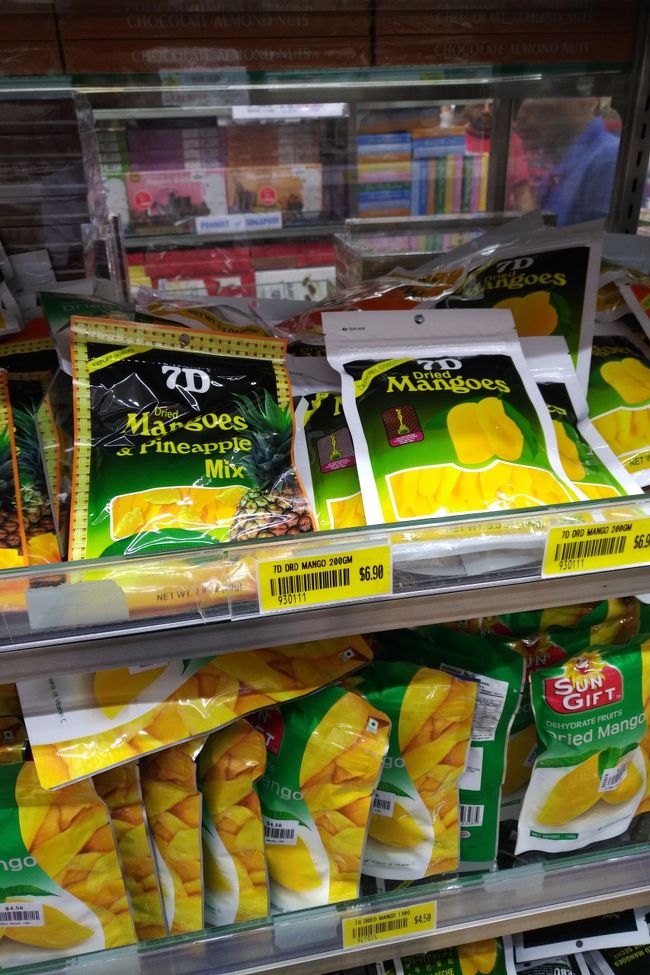 ホテルにいるばっかも何だしってことで、適当にスーパー巡りしてみました。ＫＬで自宅用に買ったモノは既に送ったし、ＨＫＧも寄っていくのでＳＩＮでは特に買っていくモノも無いかなと思ってましたが、まぁ、リサーチかな。<br /><br />先回いろいろ探して見つけづらかった７Ｄのドライマンゴーはそこら中にありました。２００ｇで６．５～６．９ＳＧＤとちょっと高い印象です。やっぱりＦａｉｒＰｒｉｃｅが一番安かったですね。