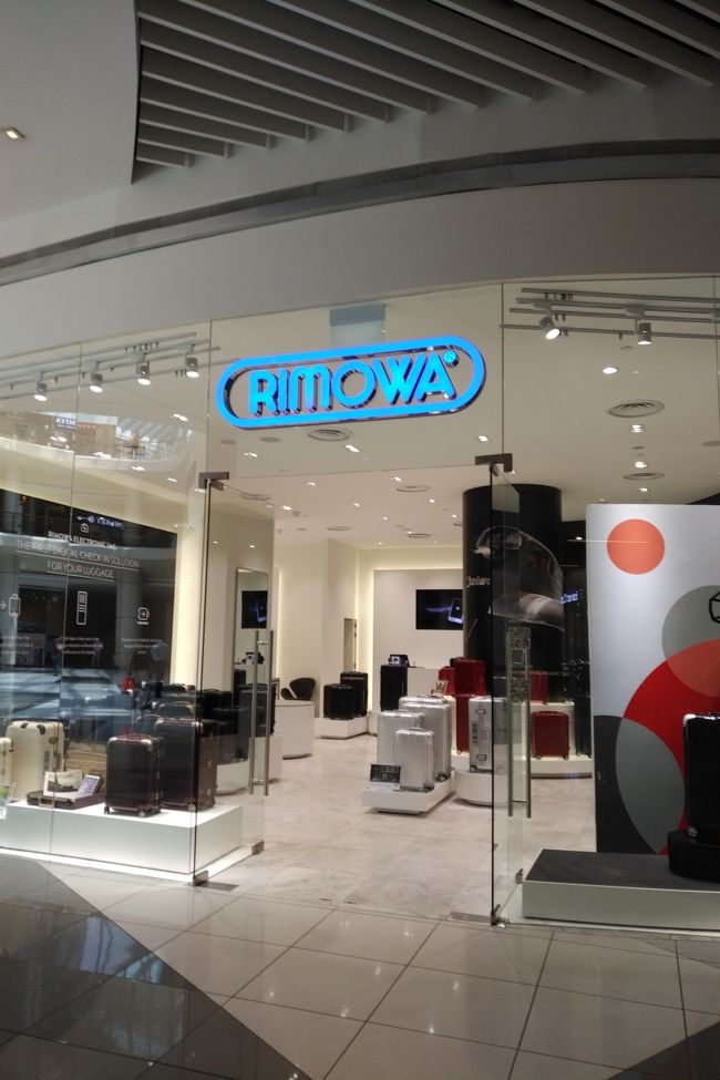 サンテックのジャイアントに寄ったついでにリモワを物色。今欲しいと思っているトパーズチタニュウムの８２Ｌで２０００ドル超とちょっと買う気が無くなる価格設定。やっぱりドイツから直輸した方が良いかも。