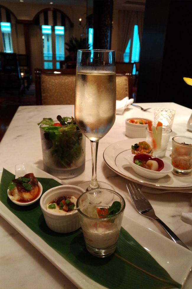 ラウンジでカクテルタイム。ホットミールは鮭、豆腐とか素材的には安いモノが多かったかな。スパークリングワインで一人乾杯