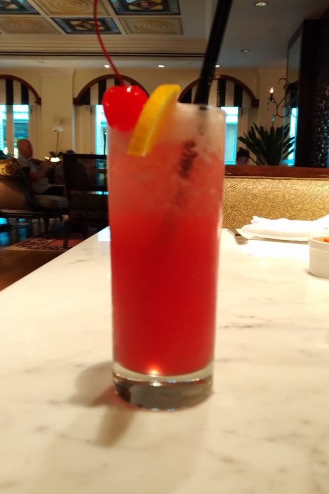 いつも一杯だけなのですが、シンガポールスリングも頼んで見ました。<br /><br />この時、Ｍ太郎師匠から女性の写真付きダイレクトメッセが。この人ラウンジにいたら挨拶しといて！のこと。聞いたら知ってるらしくめちゃめちゃうけてました。さすが顔が広いですな。